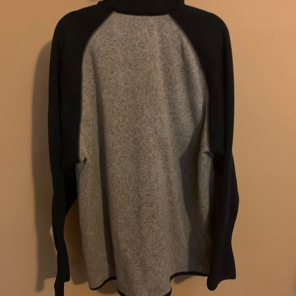Patagonia Men's quarter Zip-Up Sweater in Gray and navy